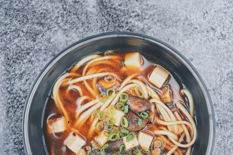 Bio Miso Suppe mit Udon Nudeln und Shiitake Pilze - thefashiontaste.com