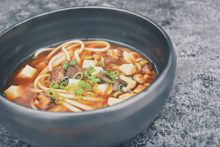 Bio Miso Suppe mit Udon Nudeln und Shiitake Pilze - thefashiontaste.com
