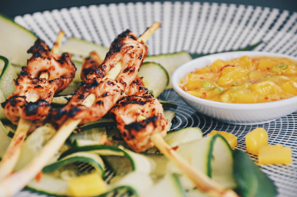 Bio Zitronengras-Hühnchenspieße mit Bio Mango-Zitronen-Dip ... Bio Zitronengras-Hühnchenspieße mit Bio Mango-Zitronen-Dip ...