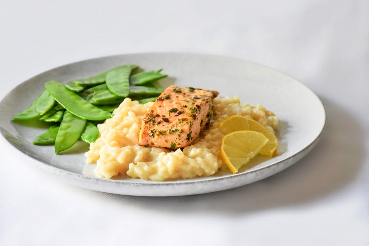 Zitronenrisotto mit Lachs und Zuckererbsen - thefashiontaste.com