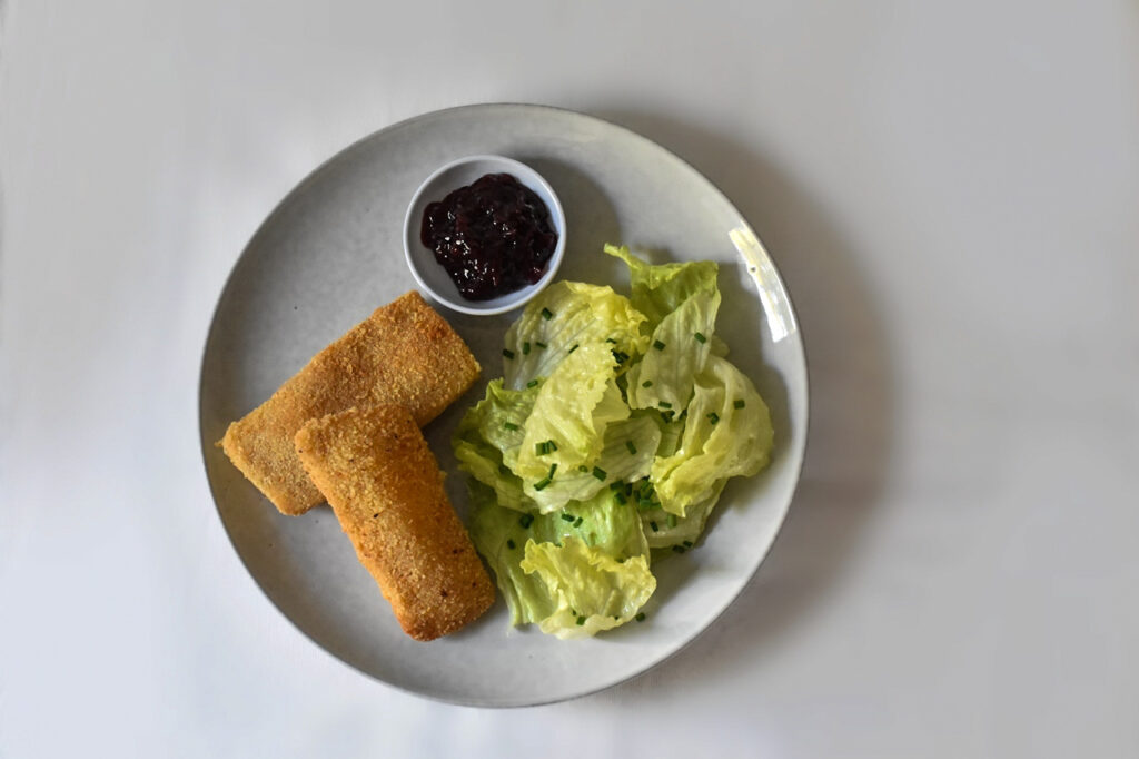 gebackener Käse mit Preiselbeermarmelade und Blattsalat ...