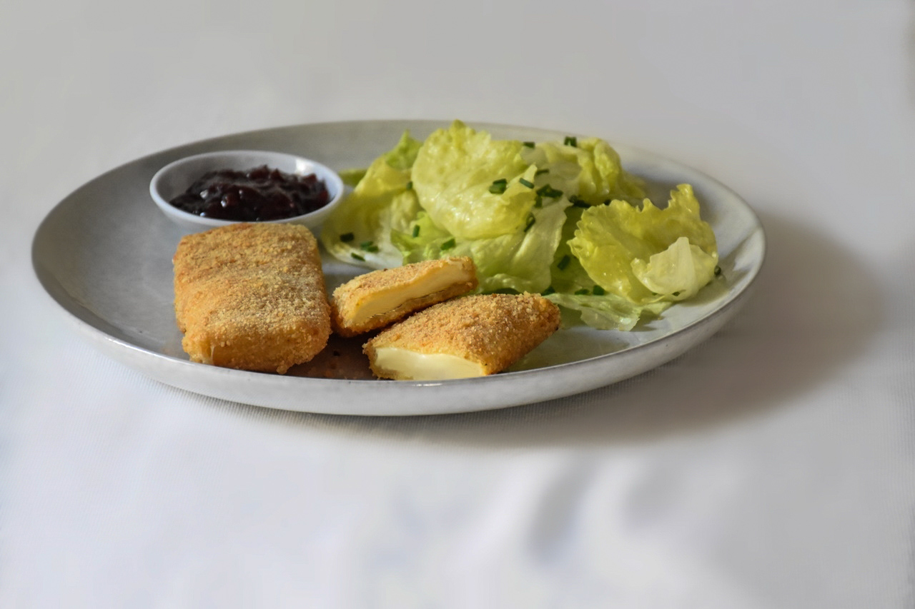 gebackener Käse mit Preiselbeermarmelade und Blattsalat ...