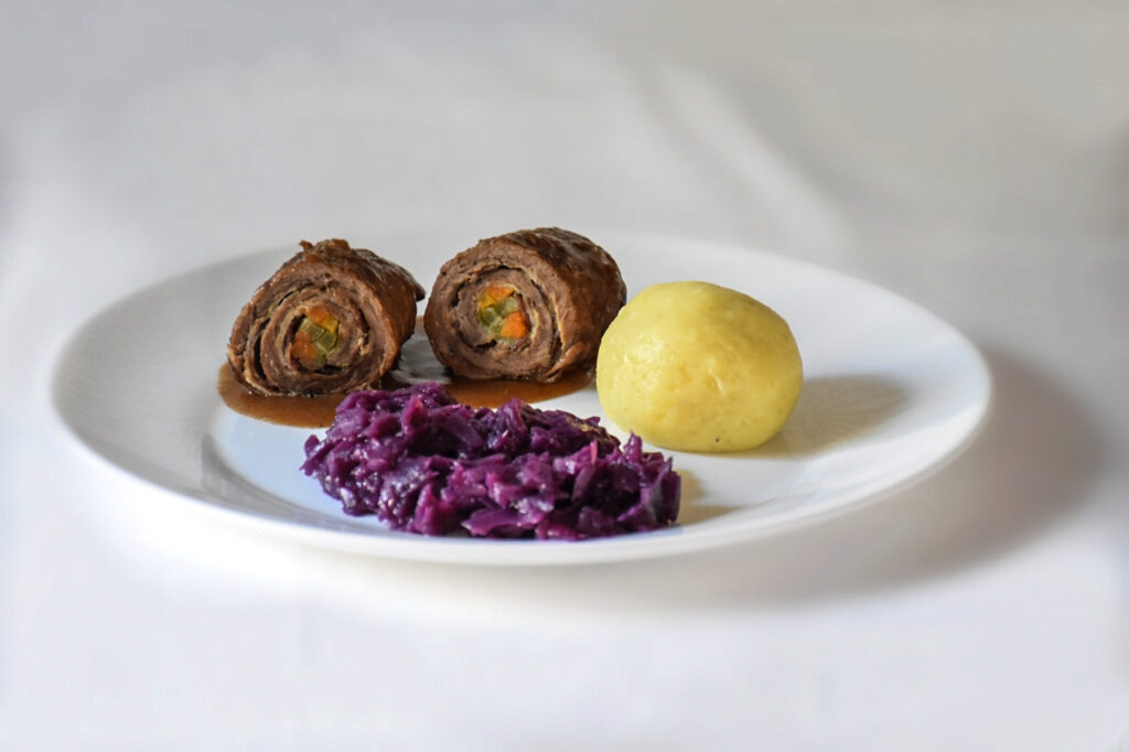 Rindsrouladen mit Kartoffelknödel und Rotkraut - thefashiontaste.com